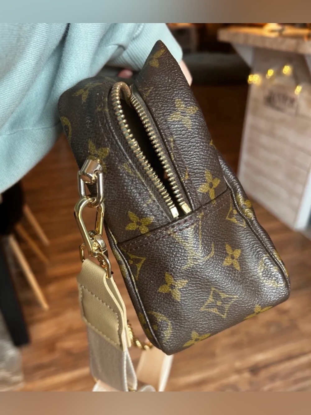 Louis Vuitton Monogram Trousse 28 Crossbody - Picture 4 of 10